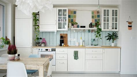 perbedaan warna putih dan broken white pada interior dapur